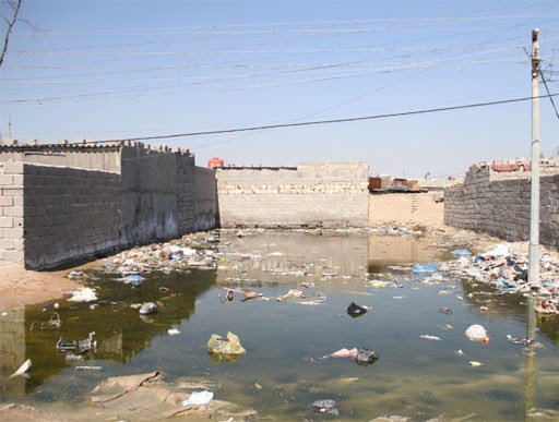 بالفيديو .. شوارع البصرة تغمرها المياه الآسنة