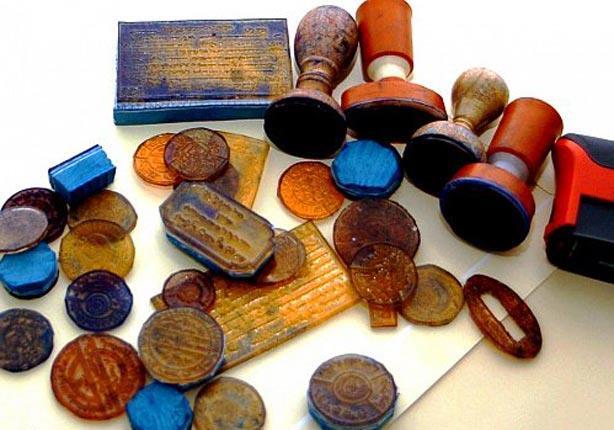 ضبط منتسب متلبس بحيازة 19 ختماً وعشرات المعاملات المزورة في ديالى