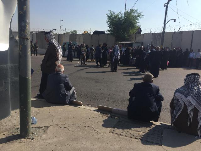 ذوو ضحايا سبايكر يتظاهرون قرب المنطقة الخضراء وسط بغداد